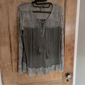 Monoreno Grey Gauzy Lace Top. Size Small